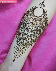 a henna tattoo on someone's arm