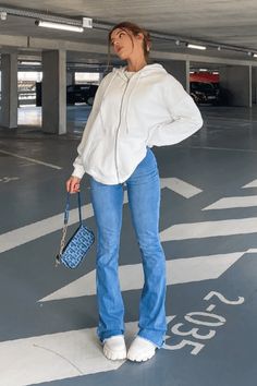 Outfits With Bell Bottom Jeans, Blue Flare Jeans Outfit, Flare Jeans Outfit Winter, Flair Jeans Outfit, Flare Jean Outfit, Flare Outfit, Style Flare Jeans, Flare Jeans Outfit, Clothing Tips