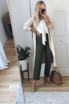 Cardigan Outfit Work, Cream Cardigan Outfit, Conference Outfit, Work Attire Women, Look Formal, Business Outfits Women, Classy Work Outfits