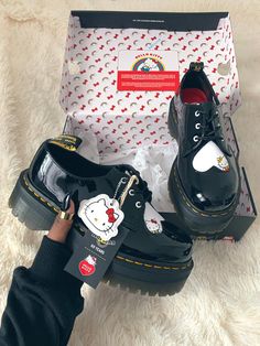 Hello Kitty Outfit, Black Hello Kitty, Indie Clothes, Hello Kitty Shoes, Goth Shoes, Kitty Clothes, Hello Kitty Clothes, Mode Hippie