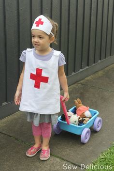 Diy Nurse Costume, Kids Nurse Costume, Work Costumes, Diy Nurse, Diy Fantasia, Diy Nursing, Nurse Outfit, Doctor Costume, Diy Costumes Kids