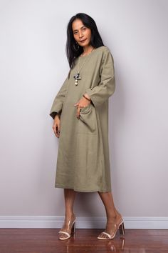 "Green long sleeve midi dress with pocket | Loose fit cotton dress with split PRODUCT SIZE : Free Size * Chest : up to 40\" * Armhole : 20\" * Sleeve length : 19\" * Shoulder to shoulder : 17\" * Waist : free up to 40\" * Hips : free up to 44\" * Length : 42\" from shoulder to hem (measured when laying flat) MATERIAL * Cotton MODEL : * Model chest : 32\", waist : 24\" hips : 35\" * Combined Height is 5\"6 > I'm 5\"2 (158cm) and I'm wearing 4\" heels in the pictures * Accessories excluded POLI Oversized Solid Color Cotton Dress, Casual Long Sleeve Relaxed Fit Midi Dress, Casual Long Sleeve Midi Dress With Relaxed Fit, Casual Long Midi Dress With Side Slits, Relaxed Fit Midi Dress For Fall, Oversized Cotton Knee-length Midi Dress, Fall Midi Dress With Relaxed Fit, Relaxed Fit Midi Dress With Side Slits, Plain Cotton Fall Dresses