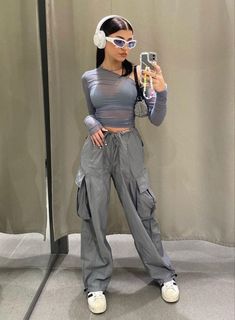 Y2k Fashion Girl, Grey Baggy Pants, Mini Nike, Stylish Headphones, Futuristic Outfits, Fest Outfits, White Vest, Beige Outfit, Futuristic Fashion