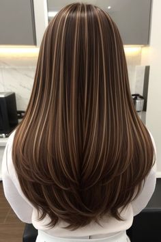 Highlights Brown Hair Blowout, Hair Cuts With Highlights, Colors To Dye Brown Hair, Brown Hair Gold Highlights, Caramel Highlights On Dark Brown Hair, Layers With Highlights, Cute Brown Hair, Haircuts Ideas For Women, Air Jordan 4 Retro Black