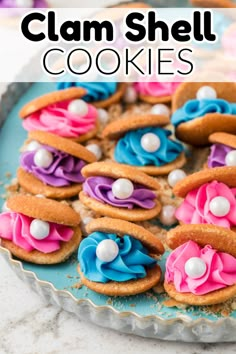 Cookies with pink and blue frosting. Spongebob Sleepover, Ocean Treats, Clam Cookies, Clam Shell Cookies, Shell Cookies, Festive Snacks, Bake Ideas, Disney Night, Rustic Recipes