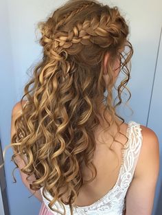 Beautiful Curly Hairstyles for Prom 2024: Long, Medium, and Short Ideas Wedding Hairstyles For Short Hair Curly Half Up Half Down, Hairstyles For Medium Length Hair For Prom, Curly Bridal Hair Half Up, Bridesmaids Hair Braid, Bridal Hair Curly Natural, Curly Hairstyles For One Shoulder Dress, Homecoming Hair Curly Natural, Mehndi Hairstyles For Bride Sister, Curly Bridal Bun