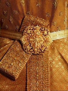 เครื่องแต่งกายไทยในราชสำนัก Mouscedes King, Dynasty Jewelry, Thailand Traditional, Thai Royal Family, Thai Costume, Queen Sirikit, Thai Clothes, Thailand Art, Thai Wedding