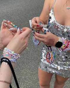 taylor swift concert friendship bracelets trading aesthetics Taylor Swift Friendship Bracelet Aesthetic, Taylor Concert, Taylor Swift Core, Taylor Core, Taylor Swift Concert Aesthetic, Friendship Bracelets Aesthetic, Concert Bracelets, Fangirl Aesthetic, Eras Tour Aesthetic