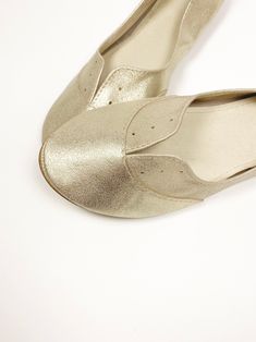 "These gold oxfords are so beautiful and super comfortable! Whether you will have them as bridal shoes for your wedding day or as everyday favourite flats, these unique shoes will make you feel so special! ► Handmade to order oxfords, I will be delighted to personally handcraft a pair especially for you! ► Upper in buttery gold Italian leather ► See them in red: https://www.etsy.com/listing/120360260/oxfords-shoes-women-leather-oxfords ► See them in Blue: https://www.etsy.com/listing/239763924/w Elegant Metallic Closed Toe Flats, Gold Ballet Flats With Leather Sole For Formal Occasions, Formal Gold Ballet Flats With Leather Sole, Elegant Gold Ballet Flats With Leather Sole, Elegant Gold Leather Ballet Flats, Gold Leather Shoes For Galas, Formal Gold Flats With Leather Sole, Elegant Gold Flats For Galas, Gold Leather Shoes With Leather Sole For Galas