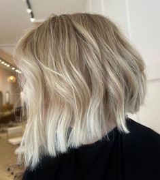 Platinum Blunt Bob with Ash Blonde Lowlights Blonde Bob With Lowlights, Bob With Lowlights, Ash Blonde Lowlights, Messy Bob Haircuts, Blonde Highlights With Lowlights, Icy Blonde Hair Color, Cuts For Round Faces, Natural Blonde Highlights