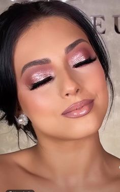 Maquiagem simples em tons de rose e com bastante brilho. Aprenda como fazer sua própria maquiagem para festa, formatura , casamento e até mesmo cuidados com o dia a dia. Desde maquiagem simples até às mais elaboradas. Rose Gold Makeup Looks, Pink Wedding Makeup, July Makeup, Rose Gold Eye Makeup, Maquillage Yeux Cut Crease, Pink Smokey Eye, Pink Eyeshadow Look, Gold Makeup Looks