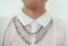 Top 10 Fashion Pieces You Can Make With Safety Pins Safety Pins Fashion, Edgy Bracelets, Diy Collares, Safety Pin Crafts, Safety Pin Jewelry, Pin Necklace, Make Your Own Bracelet, Collars Diy, Diy Accessory