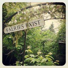 a street sign that reads fahres exit in front of some trees and bushes