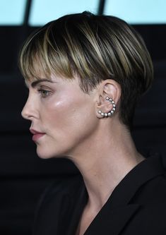 Theron Charlize, Charlize Theron Hair, Bowl Cut, Hollywood California, Charlize Theron, Short Hair Styles Pixie, Long Bob, Fashion Tips For Women