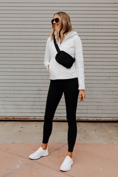 Black And White Sporty Outfit, Lululemon Purse Outfit, Cute Fanny Pack Outfit, Lululemon Fanny Pack Outfit, Black Fanny Pack Outfit, Fanny Bag Outfit, Fannypack Outfit, Lulu Fanny Pack, Outfit With Purse