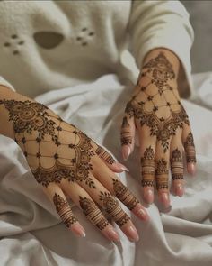 simple mhendi designs for girls on weddings Eid and other events Minimal Mehendi, Design Mehndi, Modern Henna, Modern Henna Designs