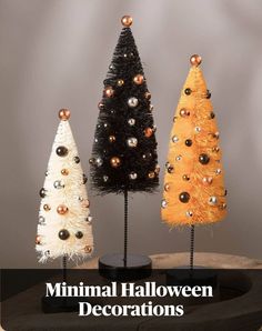 Halloween decorations: a white tree, a black tree and an orange tree Halloween Horror Costumes, Fall Village, Easy Halloween Games, Table Top Trees, Halloween Cottage, Orange Christmas Tree, Horror Costumes, Christmas Table Top, Halloween Confetti