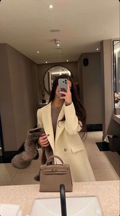 Women Ceo, Luxury Girl, Rich Women, Women Lifestyle, A Mirror, Elegant Outfit, Outfits Casuales, Aesthetic Girl