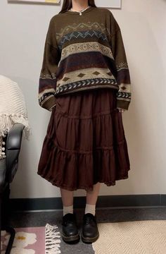 Brown Midi Skirt Outfit Fall, Styling A Brown Skirt, Autumn Fall Aesthetic Outfit, Brown Vintage Outfit, Cozy Vintage Outfits, Aesthetic Fall Outfits Vintage, Plus Size Indie Outfits Aesthetic, Vintage Fall Aesthetic Outfit, Cozy Skirt Outfits