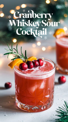 Whiskey Sours Recipe Classic, Christmas Whiskey Sour, Holiday Cocktail Whiskey, Cranberry Whiskey Sour, Festive Drinks Alcohol, Easy Christmas Drinks, Holiday Drinks Alcohol Christmas, Easy Holiday Drinks, Cranberry Cocktail Recipe