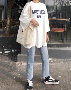 oversized shirts shirt women oversize bewakoof outfits slay ways source Oversized Tshirt Outfit Korean, Mode Harajuku, Oversized Shirt Outfit, Oversize Tshirt Outfits, Oversize Outfit, Look Grunge, Outfit Oversize, Korean Fashion Outfits, Oversized Outfit