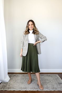 Pleated Skirt Outfit Work, Green Pleated Skirt Outfit, Pleated Midi Skirt Outfit, Green Skirt Outfits, Pleated Skirt Outfits, Rok Midi, Skirt Outfit Fall, Green Pleated Skirt, Rok Outfit