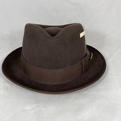 Stacy Adams Diamond Crown Pinch Front Round Brim Fedora Hat Saw581 Nwot Material: 100% Wool 2" Round Brim 1 1/2" Brown Ribbon With Decorative Bow Stacy Adams Pin Logo On The Left Side Style: Saw581-Brn Size: L, The Inner Circumference Is Approximately 23 " Size: Xl, The Inner Circumference Is Approximately 23 1/2" Condition Note: Brand New Without Tag. The Internal Tag Has A Black Mark As Part Of The Distribution Process. Please See The Last Photo. Classic Brown Hat Bands For Kentucky Derby, Brown Fitted Fedora For Kentucky Derby, Fitted Brown Brimmed Top Hat, Classic Brown Top Hat For Formal Occasions, Fitted Brown Top Hat With Short Brim, Classic Brown Formal Top Hat, Classic Brown Top Hat For Kentucky Derby, Classic Brown Fedora For Kentucky Derby, Brown Felt Hat With Flat Bill For Formal Occasions