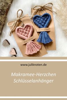 Schlüsselanhänger in Herzform aus Makramee Home Decor Macrame, Plant Hanger Macrame, Pattern Home Decor, Finger Crochet, Macrame Mandala, Makramee Diy, Macrame Supplies, Macrame Wall Hanging Patterns, Macrame Plant Holder