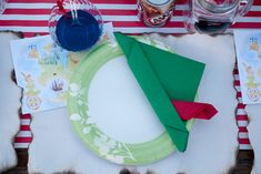 a paper plate with an origami christmas tree on it and napkins next to it