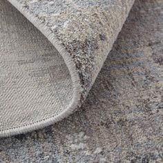 close up view of an area rug with grey and white colors