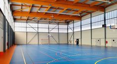 Intérieur du gymnase de la ville Saint-Guérand construit grâce au bâtiment Tradisport de Losberger De Boer Basketball Court, Gym, Design