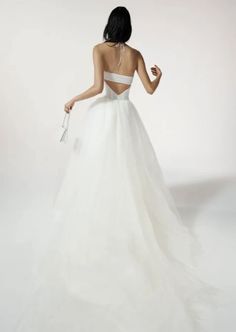 Vera Wang | Fidelina Sample Wedding Gown Vera Wang Wedding Dress, Kelly Faetanini, Vera Wang Wedding, Wedding Dresses Vera Wang, Special Dress, Wedding Sale, Special Dresses, Long Train, Plunge Neckline