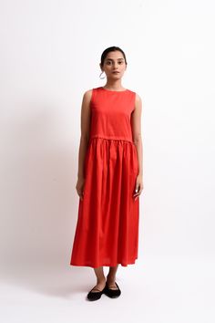 This charming dress in red features a sleeveless design and an A-cut bodice. Gathers around the waist add a flattering touch, while a zip opening at the back ensures easy wear. Red Midi Length Dress For Casual Occasions, Red Long Dress For Dress Down Occasions, Red Long Dress For Casual Occasions, Red Sleeveless Midi Dress, Chic Red Sleeveless Dress, Red Cotton Dress With Relaxed Fit, Red A-line Maxi Dress For Casual Occasions, Red Relaxed Fit Cotton Dress, Red Cotton Dress With Button Closure