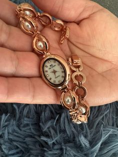 Elegante Luxe Parelarmband Quartz Horloge voor Dames - Tijdloze Stijl en Verfijning Voeg een vleugje luxe toe aan je look met dit prachtige Hoogwaardige vervaardigde quartz horloge voor dames. Met zijn verfijnde parelarmband en elegante ontwerp is dit horloge het perfecte accessoire voor elke gelegenheid, van een chique avond uit tot een dagelijkse outfit. Product Kenmerken: Design: Dit luxe horloge combineert een elegante parelarmband met een ronde wijzerplaat voor een klassieke en verfijnde ui Vintage Gold Watch, Lady Watch, Vintage Watches Women, Small Watch, Bracelet Watches Women, Retro Watches, Fob Watch, Vintage Lady, Apple Watch Bands Leather