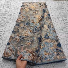 Il tessuto jacquard è uno splendido tessuto che presenta motivi decorati e colori intensi intrecciati insieme in modo intricato. A differenza di altri tipi di tessuto, il tessuto Jacquard è prodotto su un telaio specializzato, consentendo la creazione di disegni complessi. Questo tessuto è estremamente versatile e perfetto per un'ampia gamma di progetti, tra cui abbigliamento come giacche, abiti, pantaloni, camicie e accessori, decorazioni per la casa come tendaggi per tende e molti progetti di artigianato. La sua capacità di aggiungere un tocco elegante a qualsiasi progetto lo rende una scelta popolare sia tra i designer che tra gli hobbisti.
 Venduto con incrementi di 5 iarde: ogni borsa include 5 iarde.

 100% poliestere
 Larghezza: 51/52"
 Utilizzo: abbigliamento, costumi, applicazioni Elegant Multicolor Brocade Fabric, Elegant Brocade Fabric With Traditional Embroidery, Brocade Fabric With Intricate Embroidery, Brocade Fabric, Tulle Lace, French Lace, Jacquard Fabric, Fashion Fabric, Sheer Fabrics