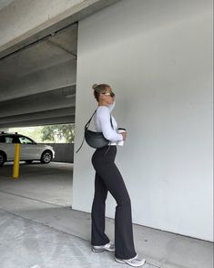 Polene Bag Outfit 10, Polene Paris Bag Outfit, Polene Bag Outfit Summer, Polene Beri Outfits, Hailey Bieber Casual Outfits, Polene Outfit, Vanessa Ferraiolo, Polene Bag Outfit, Hailey Bieber Casual