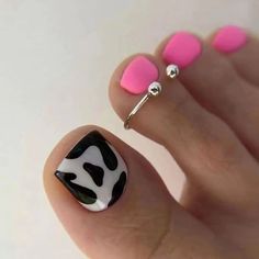 #cow #pedicure #pink #toenails #pinktoenails #blackandwhite#pedi #cowgirl #white #feetcare #spa #woman #skin Cow Pedicure, Western Pedicure, Western Toe Nail Designs, Cow Print Toe Nails, Toe Nails Ideas Summer, Hawaii Toe Nails, Pink And White Toes, Trendy Toe Nails, Nail And Toes Matching Ideas