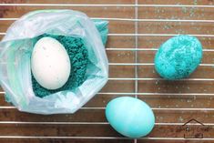 Salt dyed Easter eggs - these are SO pretty! Ways To Decorate Easter Eggs, Decorating Easter Eggs, Decorate Easter Eggs, Dyed Easter Eggs, Easter Eggs Kids, Egg Ideas, Crafty Mom, Egg Dye, Easter Egg Dye