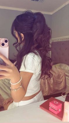 #esli Half Down Claw Clip, Baddie Hairstyles Latina, Hairstyles With Curled Hair, Claw Clip Hairstyle, Clip Hairstyle, Latina Hair, Hairstyle Examples, Hair Inspiration Long, Cute Simple Hairstyles