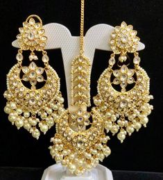 This maangtikka set comes with matching statement earrings and is beautiful and elegant for any occasion. The design is unique and it comes in a beautiful finish. No need to wear any neckpiece with these as they are a statement jewelry by itself! These are lightweight and gorgeous to wear and made with high quality handwork. Luxury Elegant Kundan Tikka, Luxury Zari Work Tikka For Festive Season, Modern Indian Jewelry, Jhumka Set, Earrings Kundan, Pakistani Earrings, Long Chandelier, Indian Necklace, Bollywood Jewelry