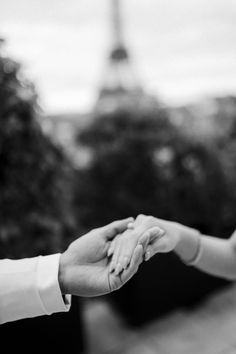 Black and white photo of couple taking pre-wedding photos in Paris Photos In Paris, Pre Wedding Photo Shoot, Wedding Photo Shoot, Hand Bouquet, Prewedding Photography, Pre Wedding Photos, Pre Wedding Photoshoot, Album Design, White Photo