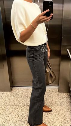 Colored Belt Outfit, Parisian Chic Style Fall 2023, Casual Work Outfit Aesthetic, Casual Chique Stijl, Paris Mode, 2023 Fashion, Mode Inspiration, Fashion Killa