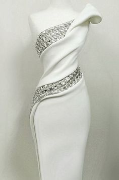 Piece of art. Glam White Dress, Dress With Diamonds, Diamond Prom Dresses, Áo Blu, Gowns Aesthetic, Baju Kahwin, Prom Elegant, Gowns Elegant, Floor Length Prom Dresses