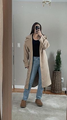 Jeans Outfit Comfy, Style Ugg Slippers, Ugg Slippers Outfits, Ugg Slipper Outfit, Trendy Style Outfits, Ugg Slippers Outfit, Slipper Outfit, Slippers Outfit, Levi 501 Jeans