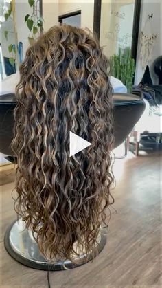 ▷curly hair cuts with layers and bangs, curly hair men, curly hair men haircut..! Curly Hair Cuts With Layers, Curly Hairstyles For School, Hair Cuts With Layers, Curly Hair Tutorial, Bangs Hairstyles