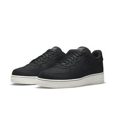 If you're looking for a minimalist sneaker with a monochromatic aesthetic, the Nike Air Force 1 Low LX 'Off-Noir' is the perfect shoe for you. The low-top sneaker is crafted from black nubuck with waxed laces and perforated detailing on the toe box. The padded low-cut collar is lined in breathable mesh, and a white Swoosh is embroidered on the tongue tag and leather heel tab. The retro silhouette rests on a Summit White rubber cupsole with encapsulated Air-sole cushioning in the heel. Air Force Black And White, New Air Force 1, Nike Air Force 1 Black, Monochromatic Aesthetic, Vapour Max Nike, Minimalist Sneakers, Nike Sacai, Low Air Jordan 1, Womens Air Jordans