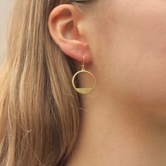 These sleek and modern geometric earrings have beautiful texture and movement! They are made with lightweight 20mm raw brass circles in your choice of a hammered texture (pictures 5 through 8) or a scratched texture - both have lots of gorgeous shine when they catch the light. The circles are paired with gold vermeil ear hooks and dangle about 1.25 inches from the top of the hooks. A chic and trendy style that works well with both casual and dressy looks. (Each pair of earrings is hammered by ha Everyday Jewelry Gold, Gold Minimalist Jewelry, Modern Gold Jewelry, Earrings Minimalist, Gold Geometric, Gold Accessories, Everyday Earrings, Modern Earrings, Brass Jewelry