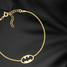 • 100% original DC Comics® product - verified by the official representatives of DC Comics®, each product has a copyright note on it and an EAN and SKU code on the packaging confirming its legality and originality. • Silver jewellery, gold-plated - made of 925 silver and covered in gold. • Hand-polished - each product is hand-polished to maintain the highest quality and shine • Made in jewellery standard • Adjustable dimensions - bracelet length: approx. 16.5 cm + approx. 4.5 cm extension allows Batman Bracelet, Drippy Fits, Jewellery Gold, Gold Hand, Silver Jewellery, Dc Comics, 925 Silver, Silver Jewelry, Batman