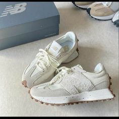 Brand New In Box! Turtledove With Angora. New Balance 327 Women, Shoe Goals, Zapatillas New Balance, New Balance White, Oufits Casual, New Balance 327, Dad Sneakers, Balance Sneakers, Purple Shoes