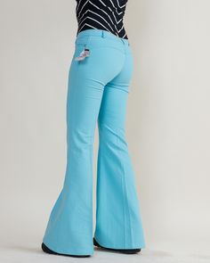 PERFECT SUMMER TROUSERS IN BLUE. SIZE M (better for bit smaller M)  LBL 40 59% ALGODON, 2% SPANDEX, 39% POLIESTER BY OTZI WAIST 16,5IN/42CM INSIDE 35IN Model usually wears size M/EU38/UK10 trousers for biggest high street brands and is 168cm tall. Has quite slim legs and curvy hips (approx 98cm). Great deadstock condition (unworn vintage), keep in mind that it is vintage item and signs of natural wear/age might appear, might have small spot or dot due to storage. Trousers might have bit of shade Retro Blue Flare Pants, Blue High-cut Leg Bottoms With Micro-elastic Fit, Blue Stretch Vintage Bottoms, Blue Stretch Full-length Flares, Stretch Denim Blue Full-length Flares, Skater Shirts, Street Brands, Curvy Hips, Summer Trousers